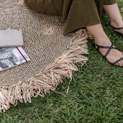 Handwoven seagrass round rug for cozy home décor by CozyVibe

