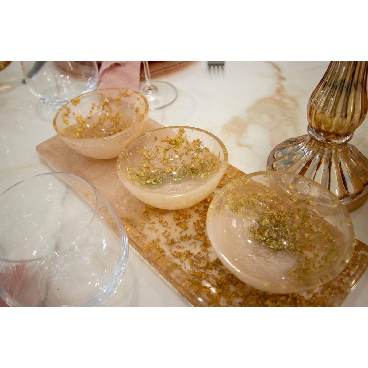Glitzer-Aperitifset aus Kunstharz mit Tablett und 3 Schälchen