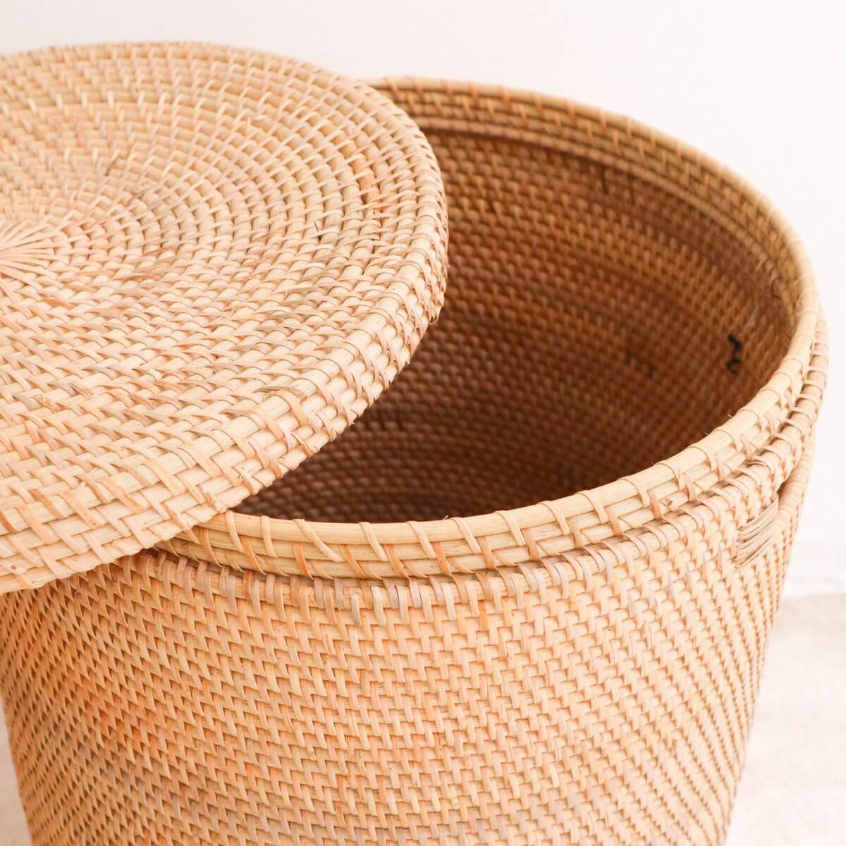 SARI rattan basket, natural storage with lid for everyday laundry
