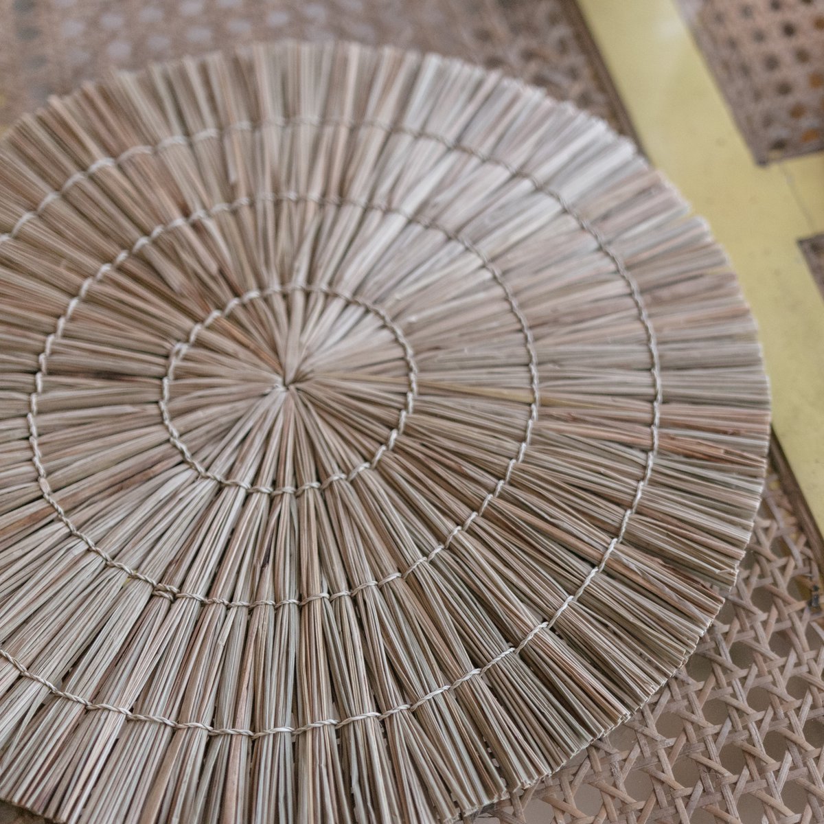 ALANG Seagrass Table Placemats Set Round 35 cm Handmade - CozyVibe.eu