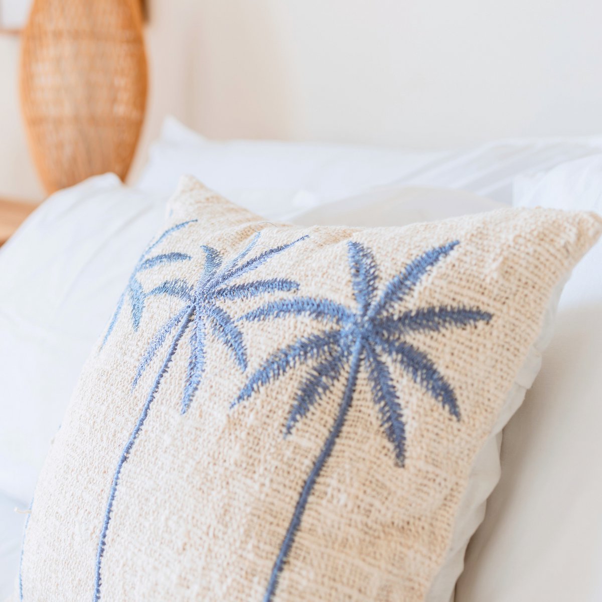 ANARKA Baumwollkissenbezug – mit gesticktem Palmenmotiv im Boho-Stil – CozyVibe.eu