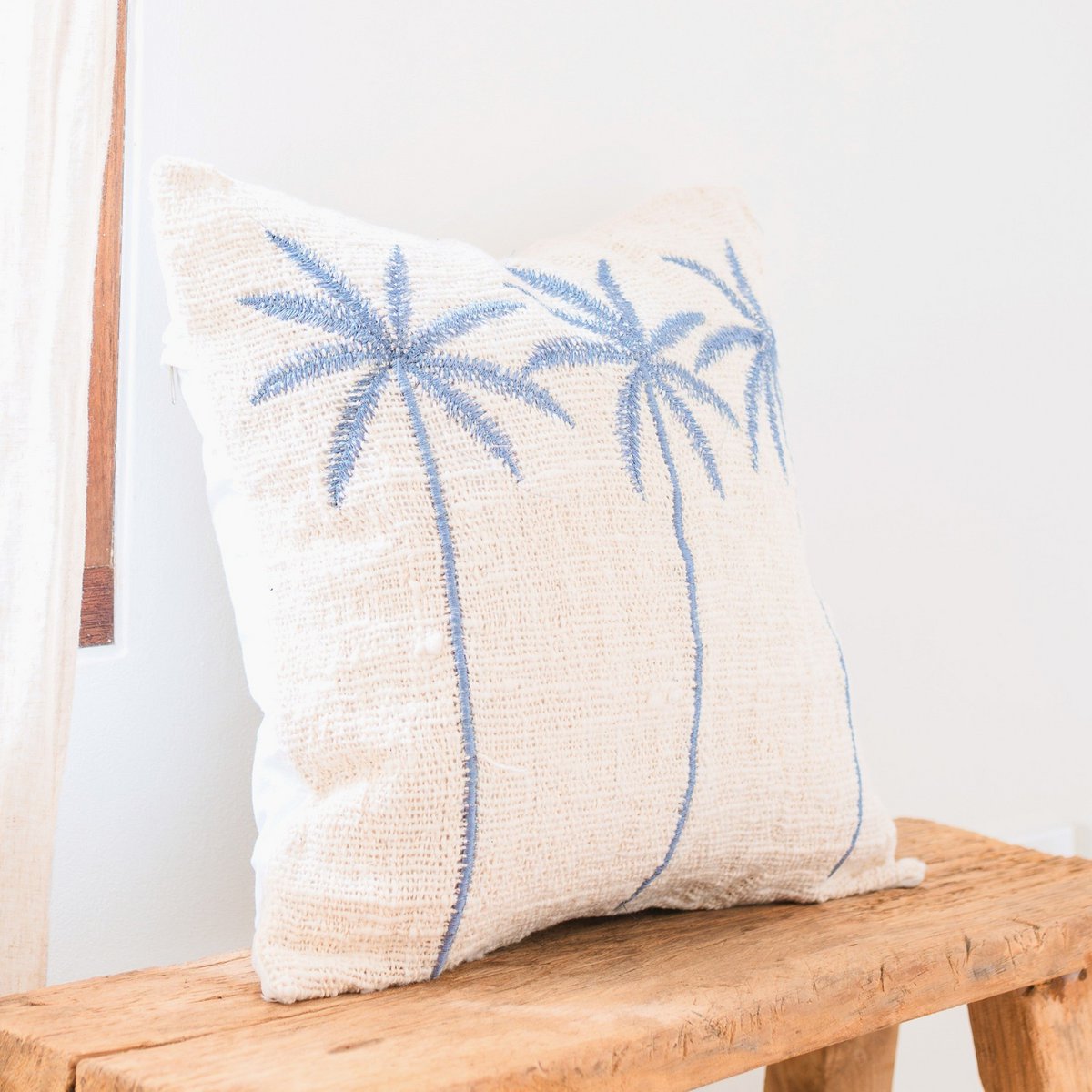 ANARKA Baumwollkissenbezug – mit gesticktem Palmenmotiv im Boho-Stil – CozyVibe.eu