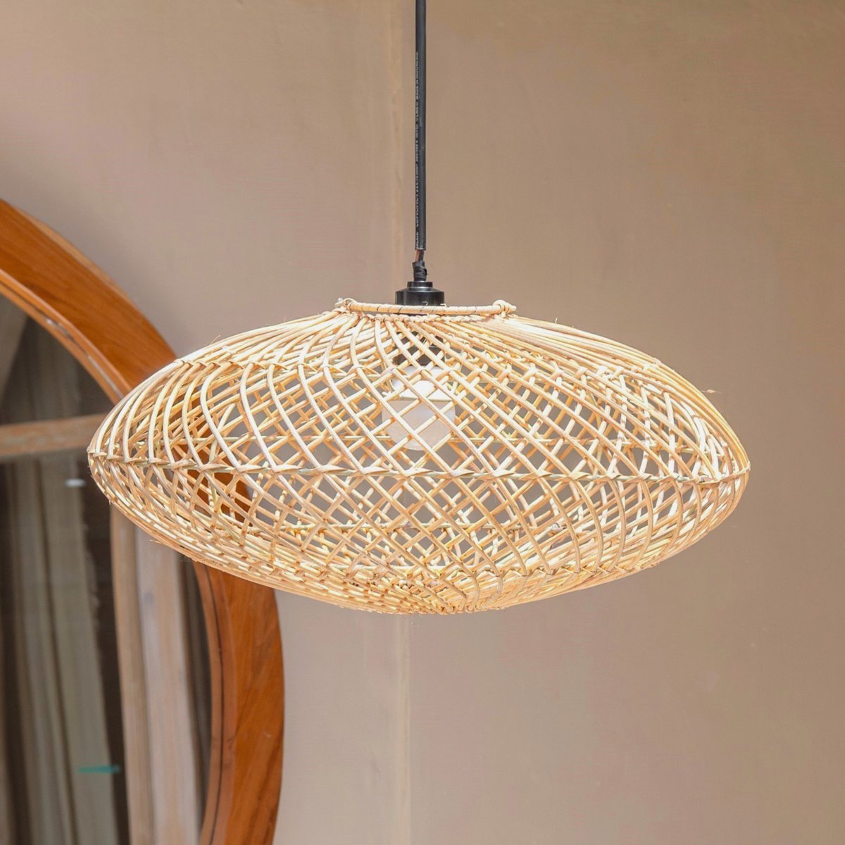 ARANA Rattan-Lampenschirm – flache, handgeflochtene Boho-Leuchte – CozyVibe.eu