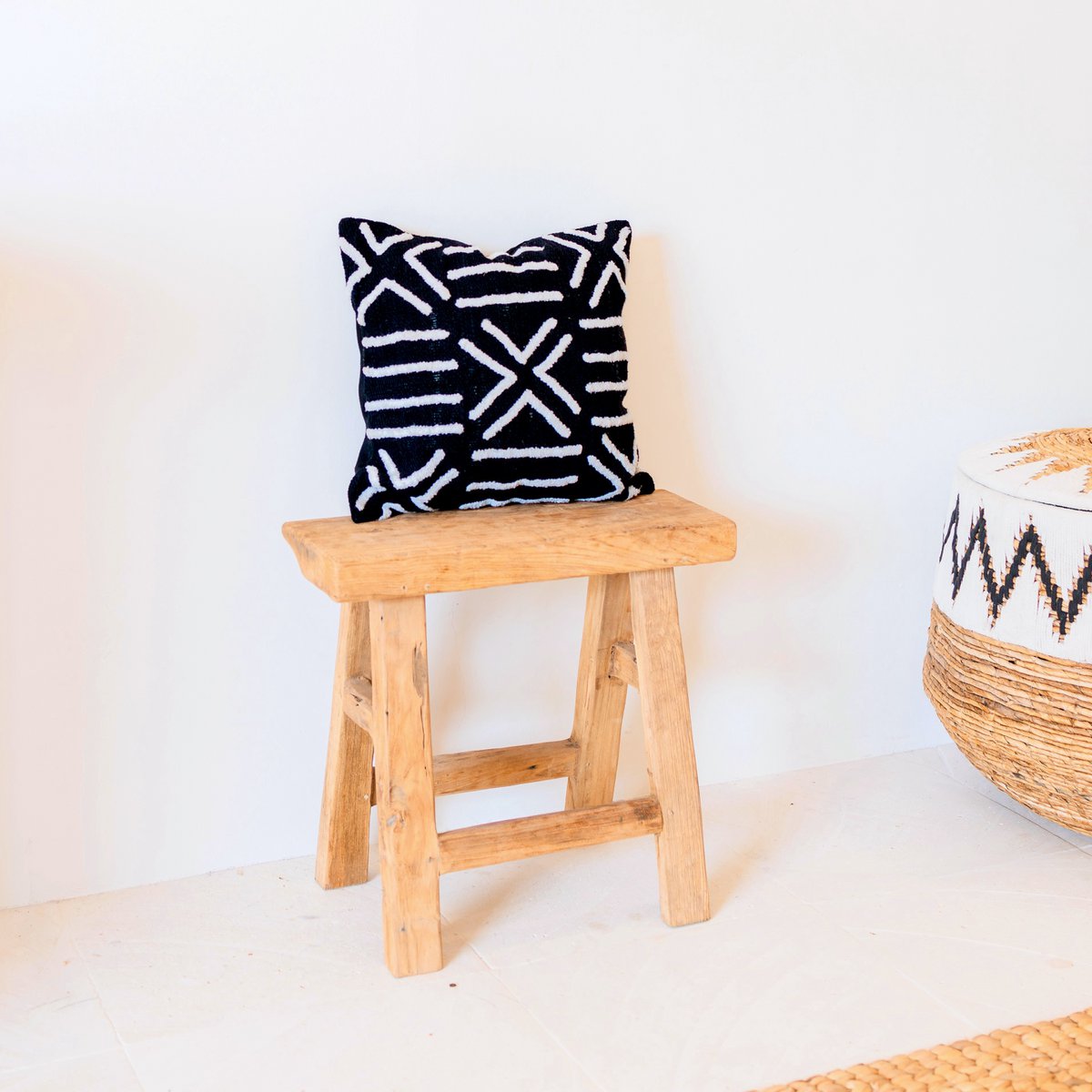 BIMA schwarzer Baumwollkissenbezug – handgefertigt mit Boho-Stickerei – CozyVibe.eu