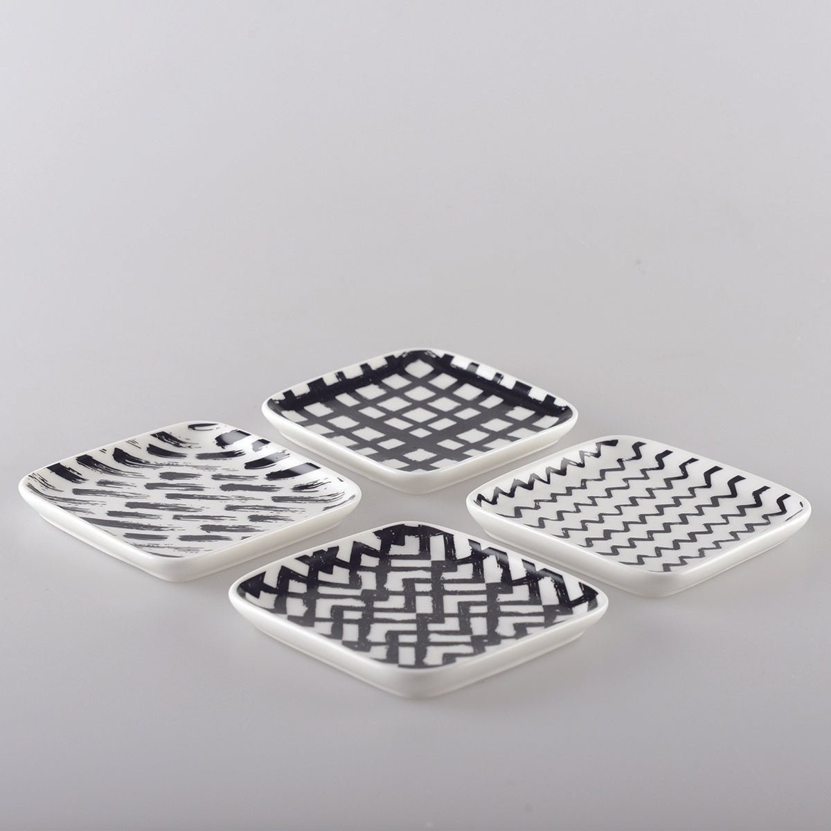 Black and white plates 9.5cm - Lot of 4 - CozyVibe.eu
