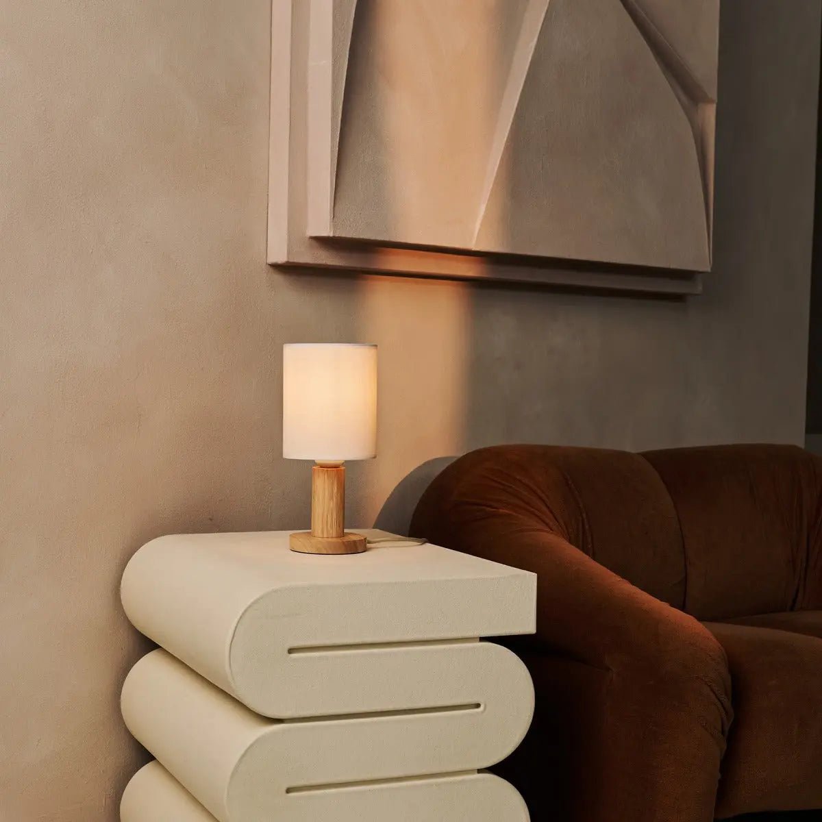 Boris Light Brown – Leuchte mit Stoffschirm | Design mit Holzfuß – CozyVibe.eu