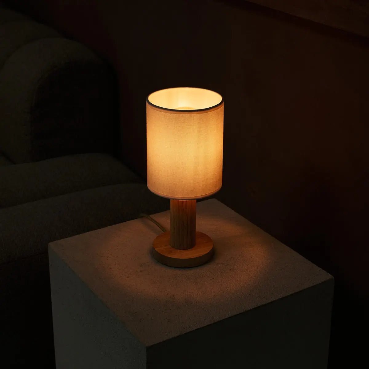 Boris Light Brown – Leuchte mit Stoffschirm | Design mit Holzfuß – CozyVibe.eu