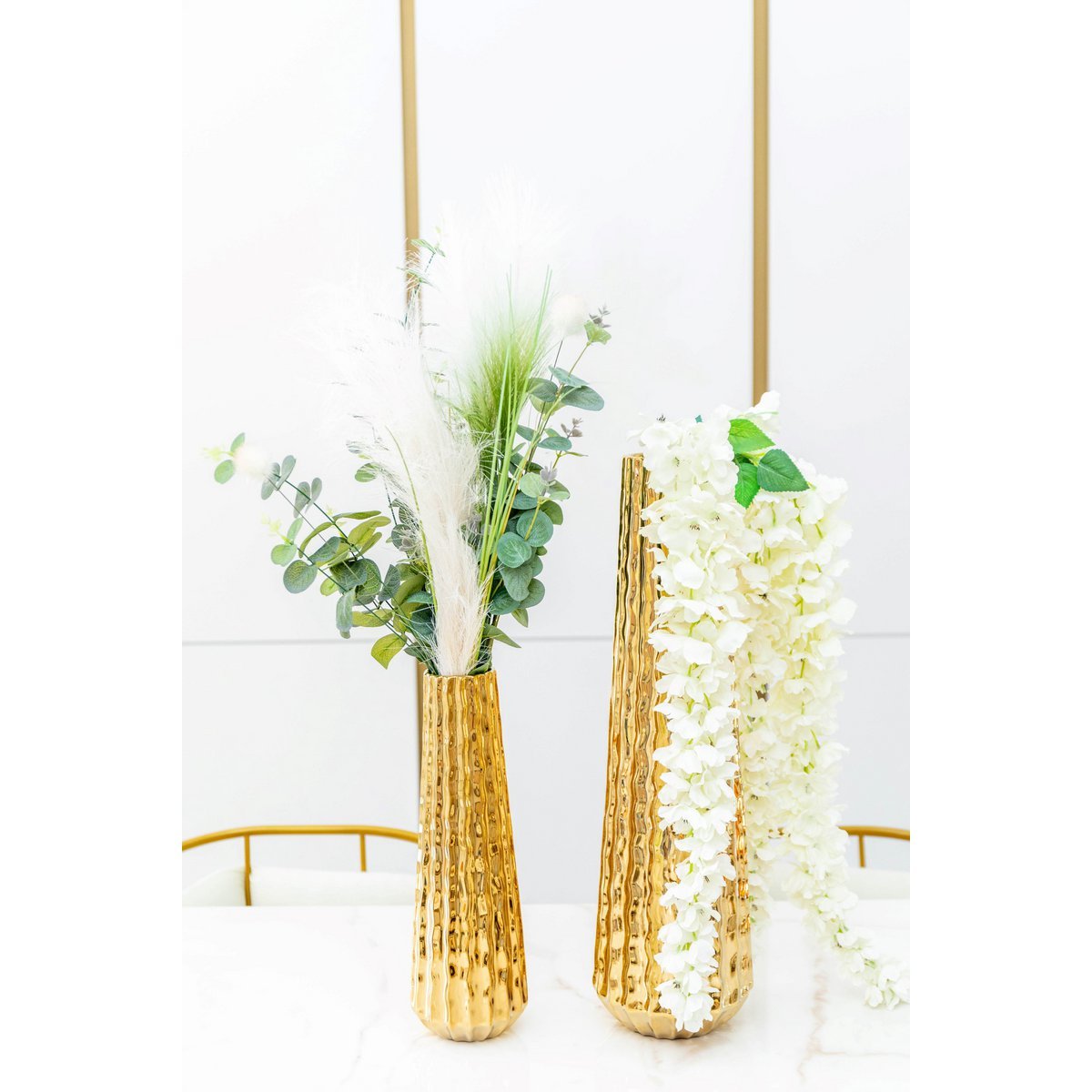 Glänzende goldfarbene Keramikvase, 10.5x10.5x35.5cm, als stilvolles Wohnaccessoire | CozyVibe