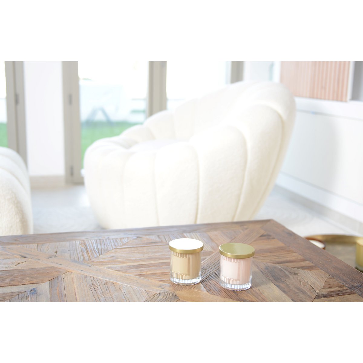 Brown candle with golden cover coconut perfume - CozyVibe.eu