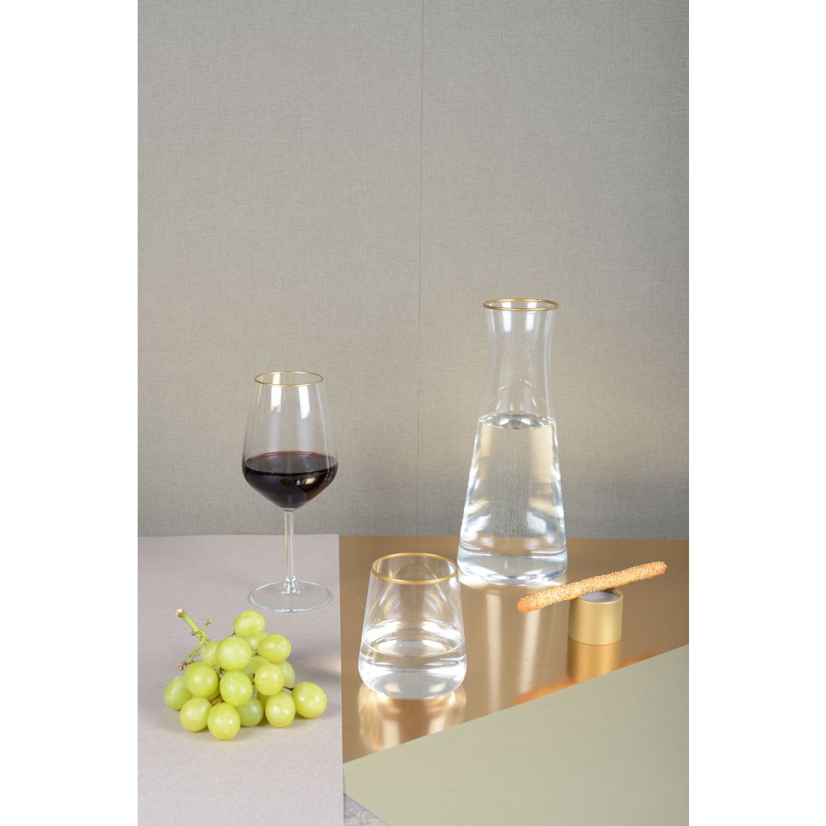 Eleganter Glaskrug mit Goldrand als Küchen- und Tischdekoration | CozyVibe