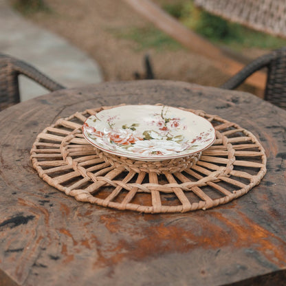 Eco-friendly CARUBAN round placemat in water hyacinth from CozyVibe