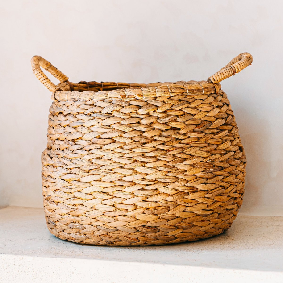 CITRA Round Woven Laundry Basket – Large Water Hyacinth Hamper - CozyVibe.eu