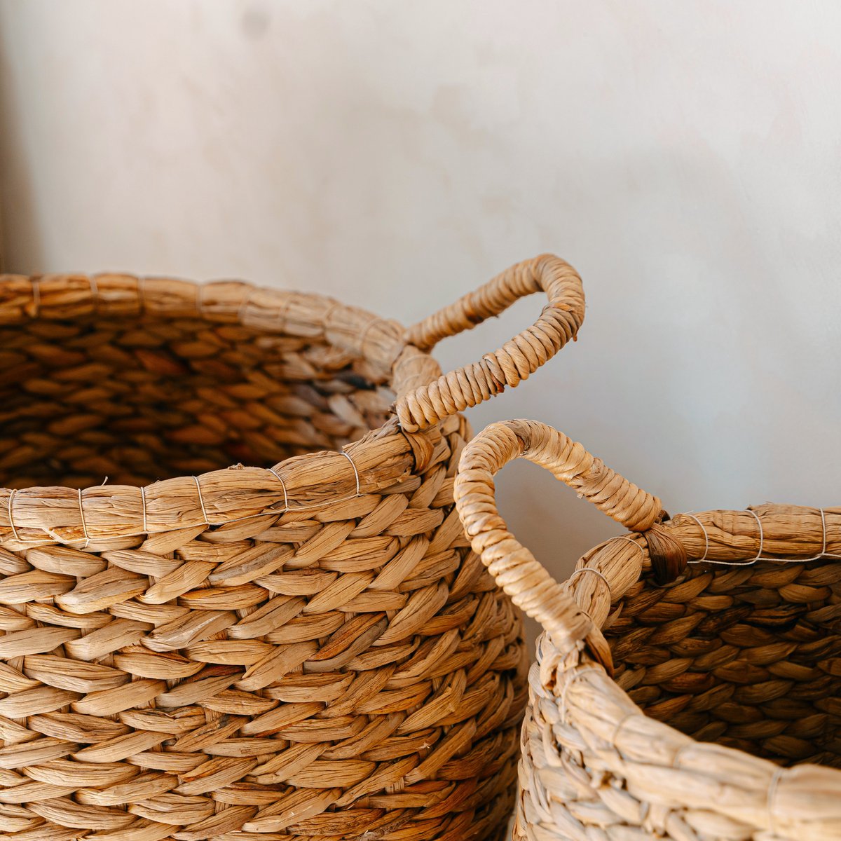 CITRA Round Woven Laundry Basket – Large Water Hyacinth Hamper - CozyVibe.eu