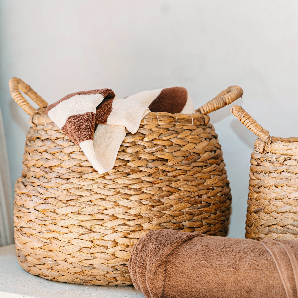 CITRA Round Woven Laundry Basket – Large Water Hyacinth Hamper - CozyVibe.eu