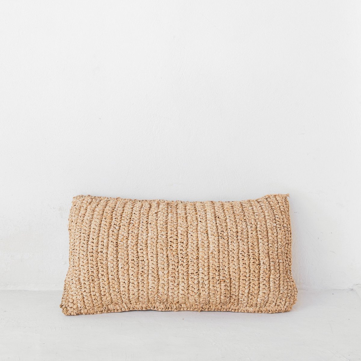Natürliches Raffia-Zierkissen für gemütliche Wohnräume von CozyVibe
