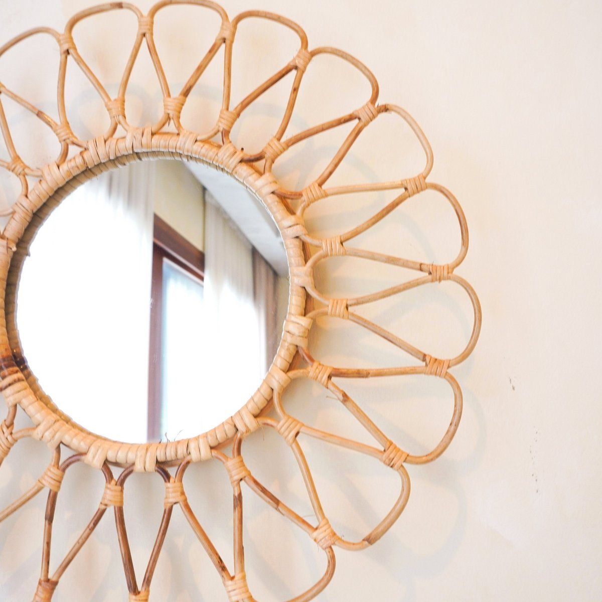 CozyVibe – handgefertigter Boho-Wandspiegel aus Rattan als Wohnzimmerdekoration