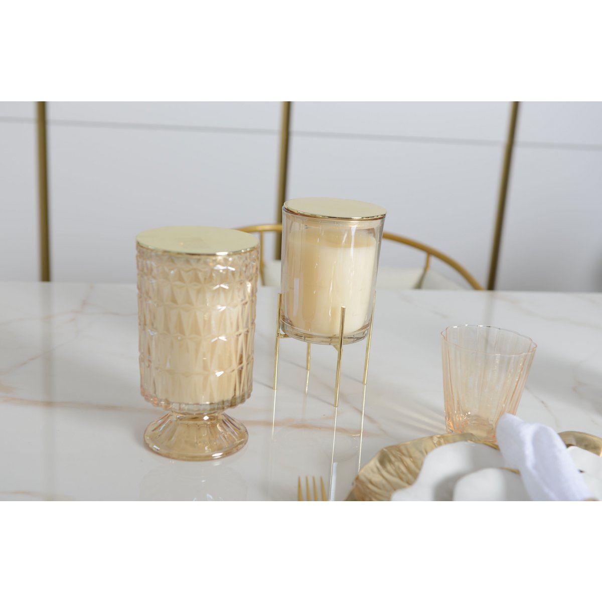 Golden candle with vanilla perfume on a gold metal support 10x10x17.5cm - CozyVibe.eu