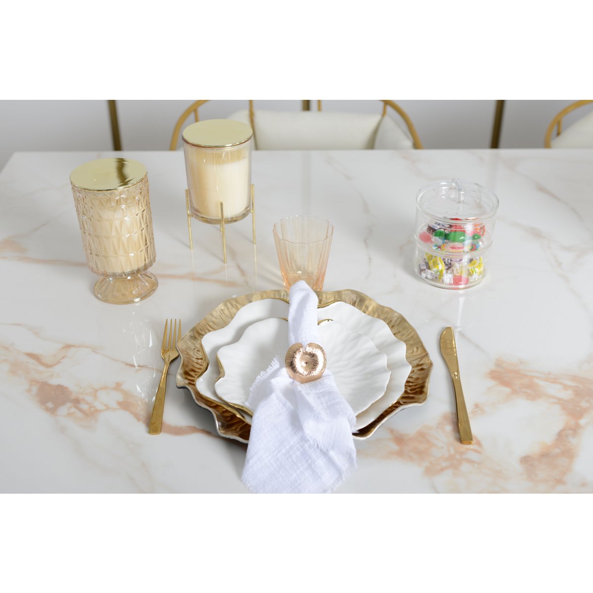 Golden candle with vanilla perfume on a gold metal support 10x10x17.5cm - CozyVibe.eu