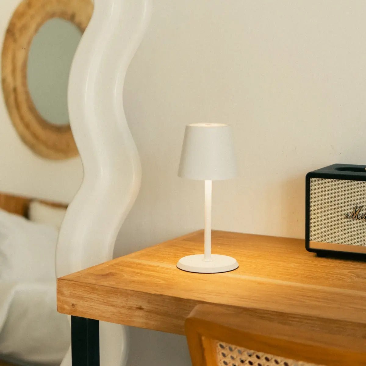 Modern James table lamp with rechargeable battery and cordless design