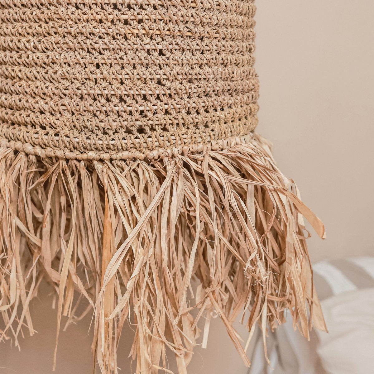 CozyVibe – Boho-Pendelleuchte aus Raffia als Wohnzimmerdekoration