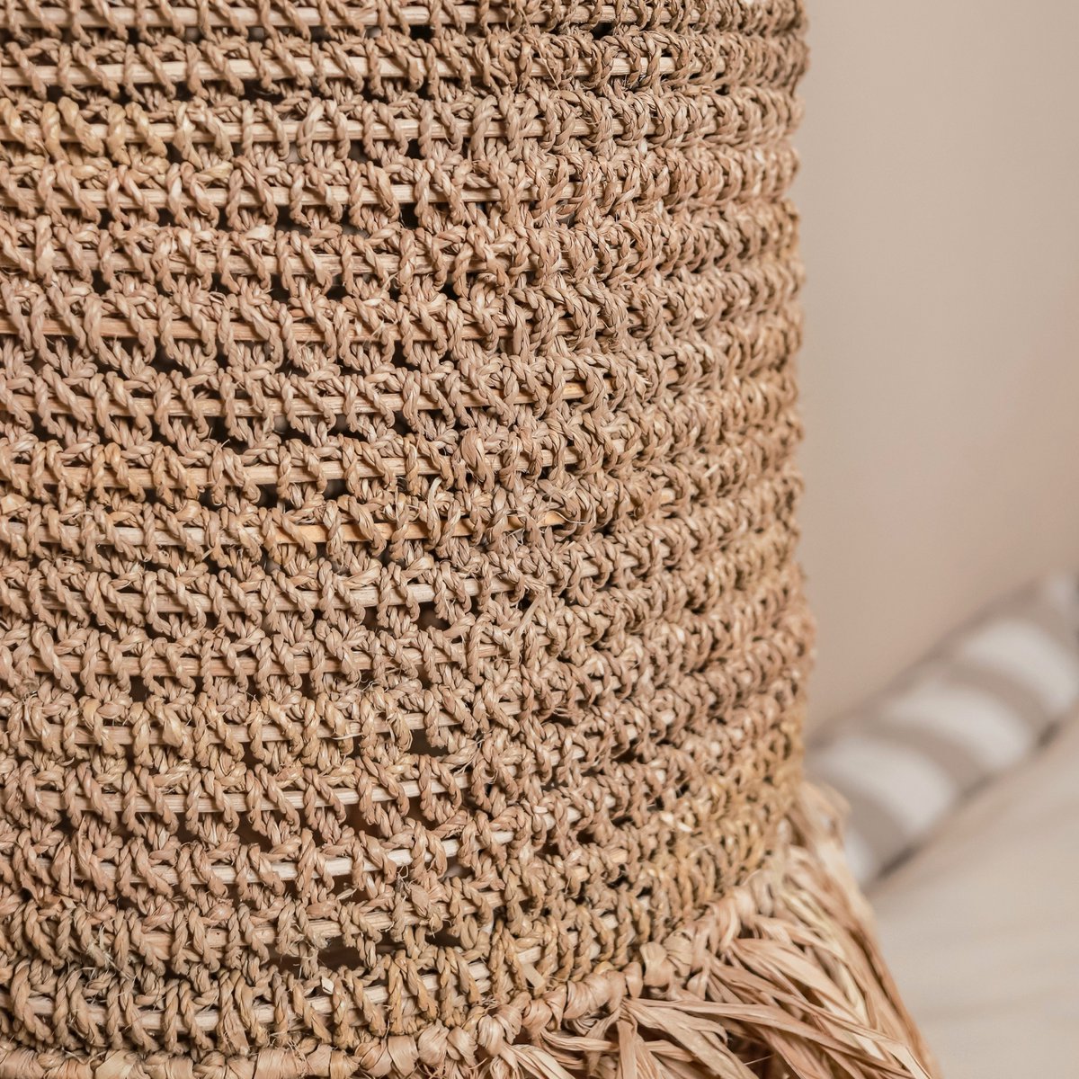 Handgeflochtene Raffia-Pendelleuchte als gemütlicher Wohnakzent von CozyVibe