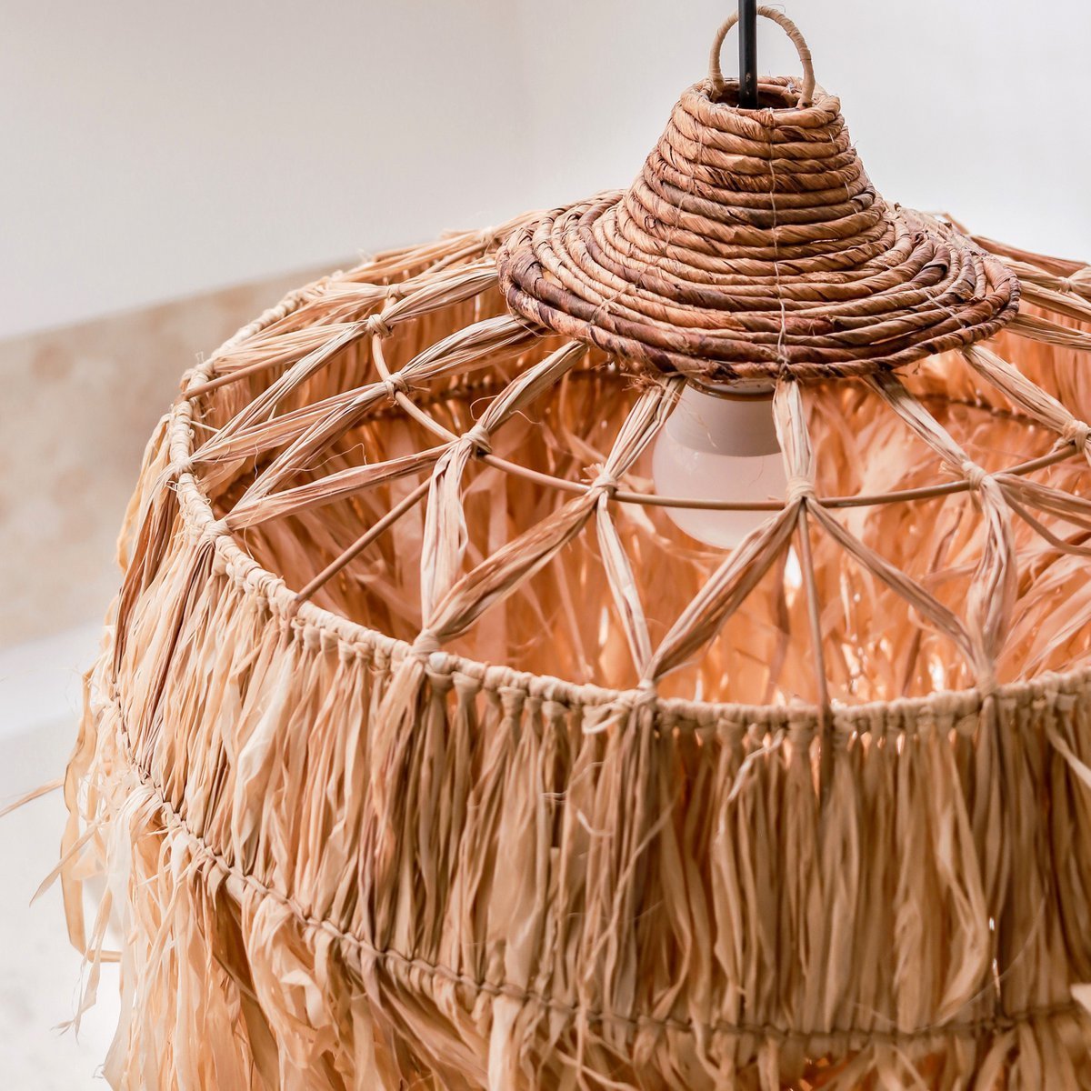CozyVibe – Boho-Pendelleuchte aus Raffia als Wohnzimmerdekoration