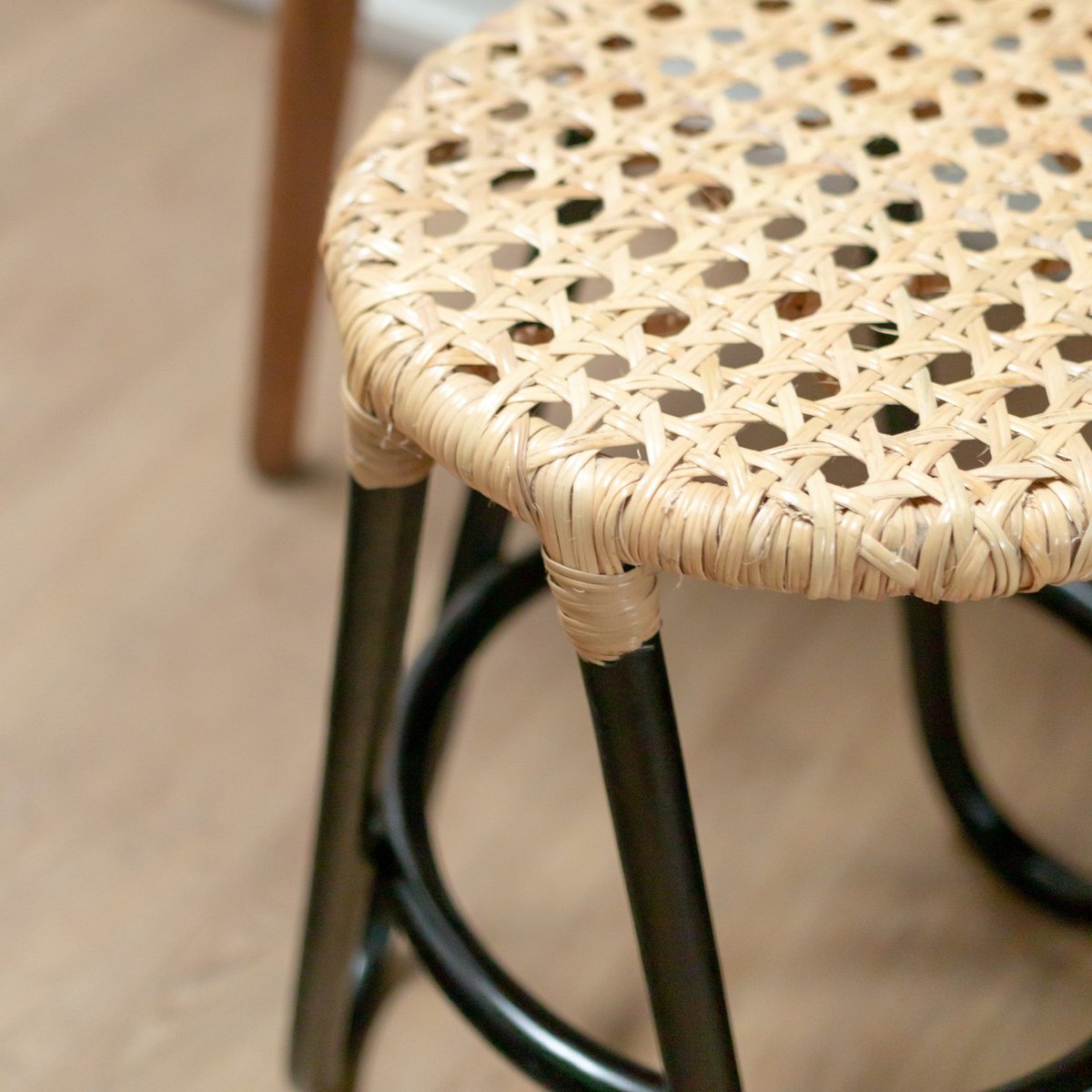 KOLAKA schwarzer Rattanhocker, Ø35 cm – handgefertigter runder Flechtsitz – CozyVibe.eu