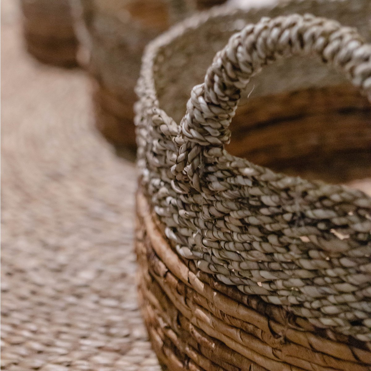 KUTUS Storage Basket – Handwoven Seagrass & Banana Fibre Design - CozyVibe.eu