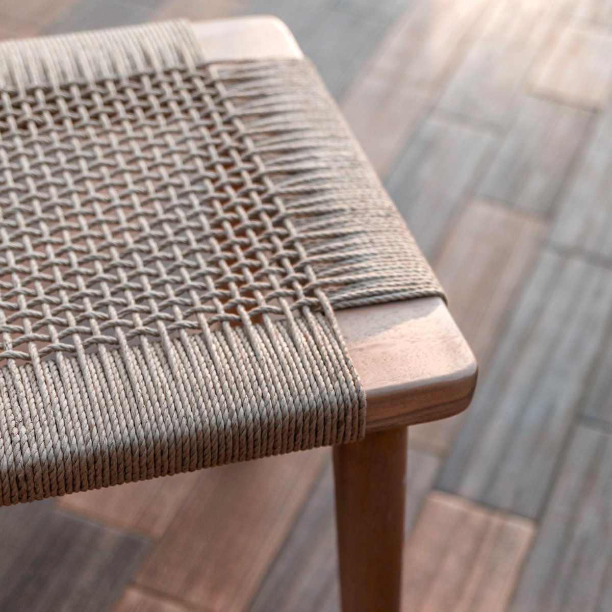 SUNDA – großer Holzhocker aus Trembesi mit Sitzfläche aus geflochtenem Recyclingpapier – CozyVibe.eu