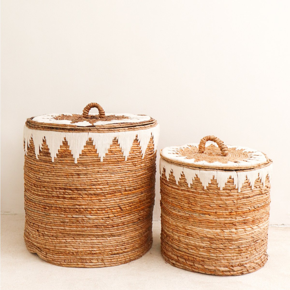 Laundry Basket with Lid Handwoven from Banana Fibre EMPAT Large Decorative Hamper Basket with white Cotton Macrame (2 sizes) - CozyVibe.eu