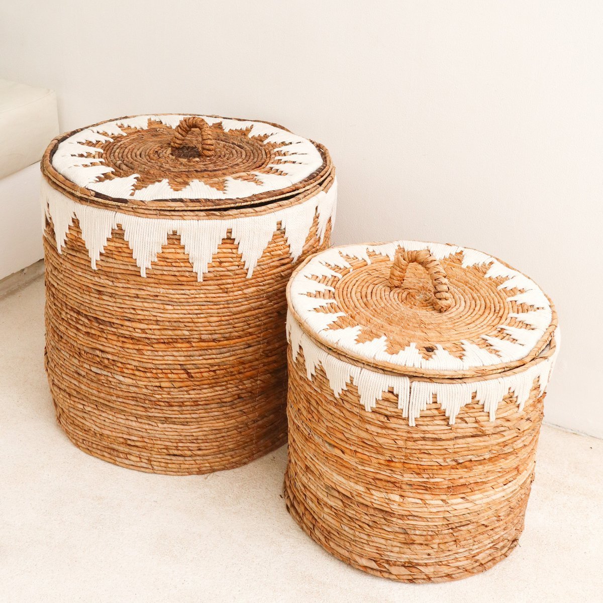 Laundry Basket with Lid Handwoven from Banana Fibre EMPAT Large Decorative Hamper Basket with white Cotton Macrame (2 sizes) - CozyVibe.eu