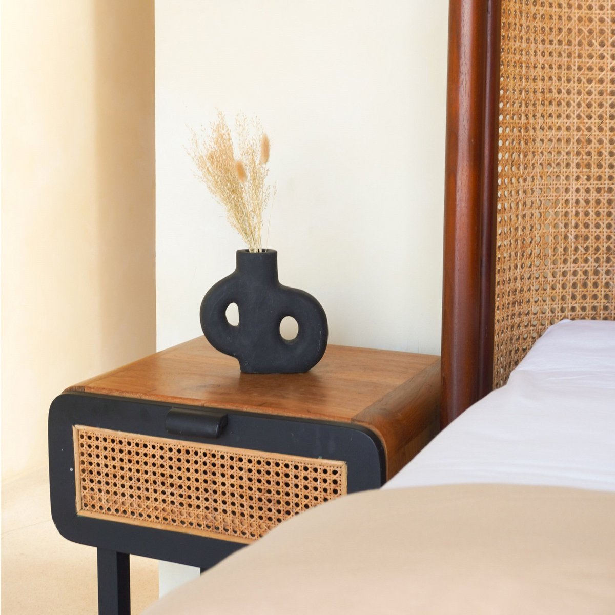 LEMBAH Vase – Black Clay Vase for Dried Flowers - CozyVibe.eu