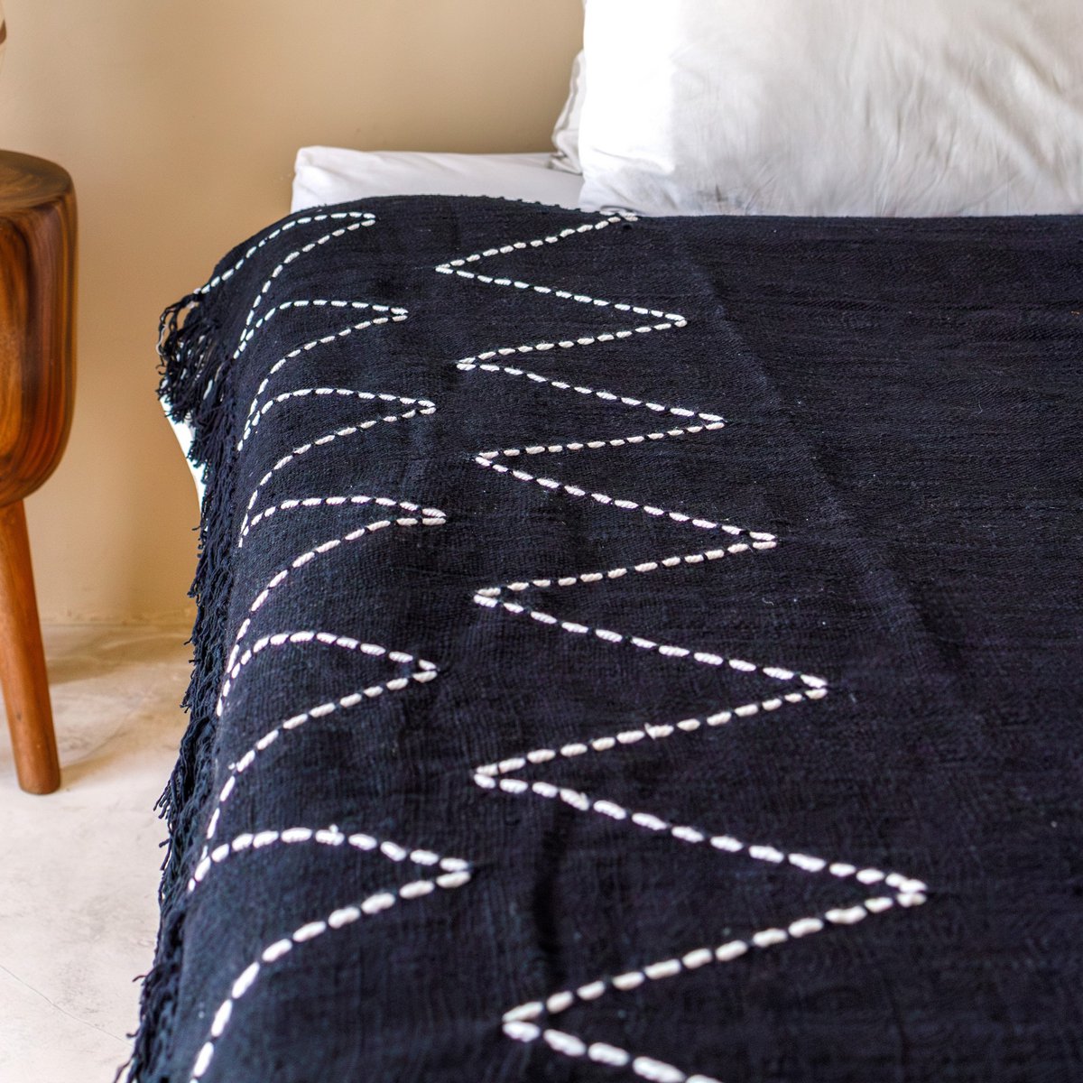 LINGGAH Handwoven Cotton Blanket Black Boho Interior Accent | CozyVibes

