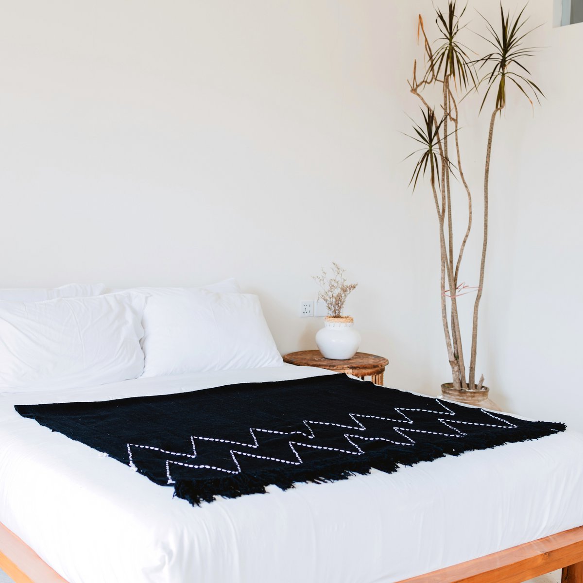 INGGAH Black Handwoven Boho Cotton Blanket Fringes | CozyVibes

