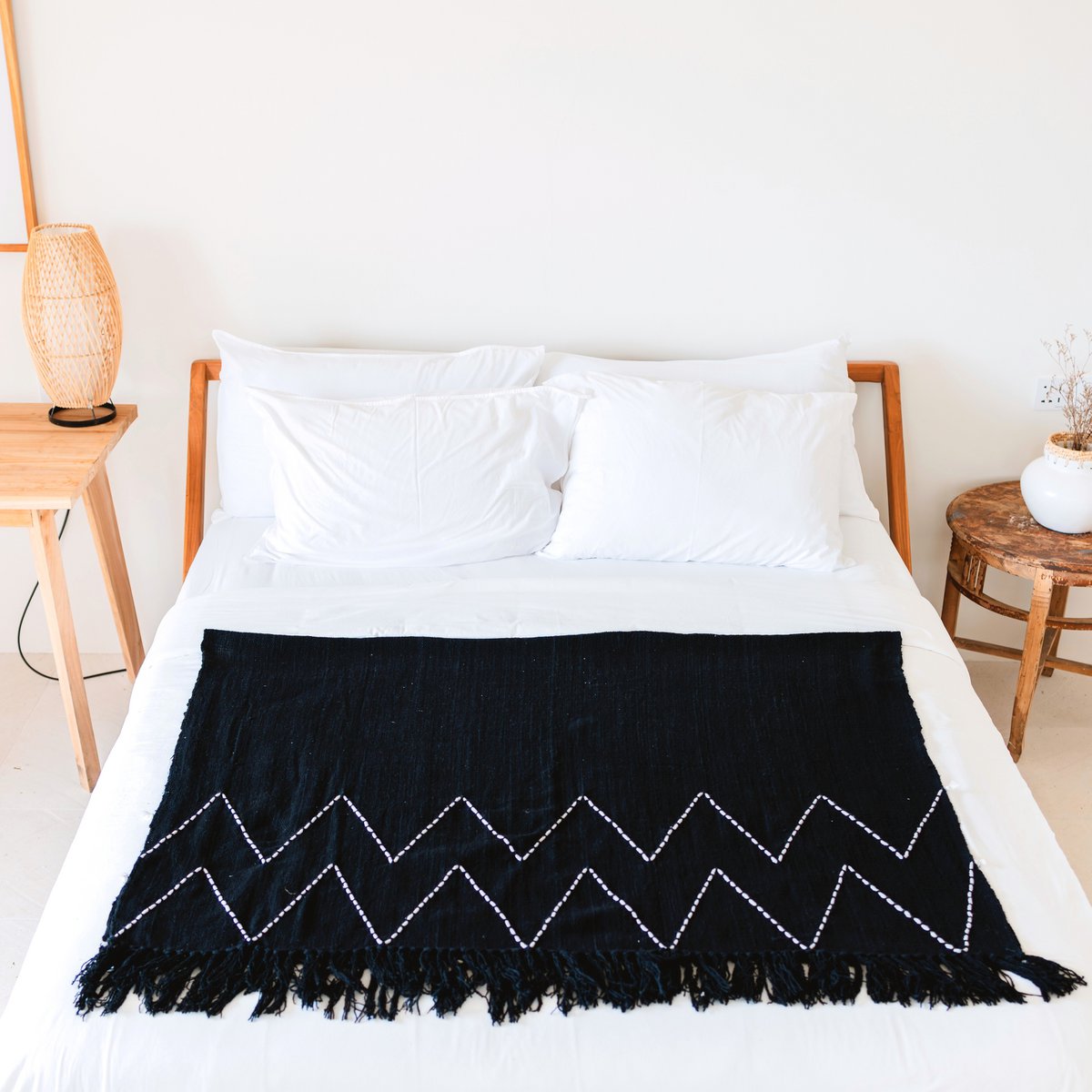 LINGGAH Black Handwoven Boho Cotton Blanket with Fringes - CozyVibe.eu