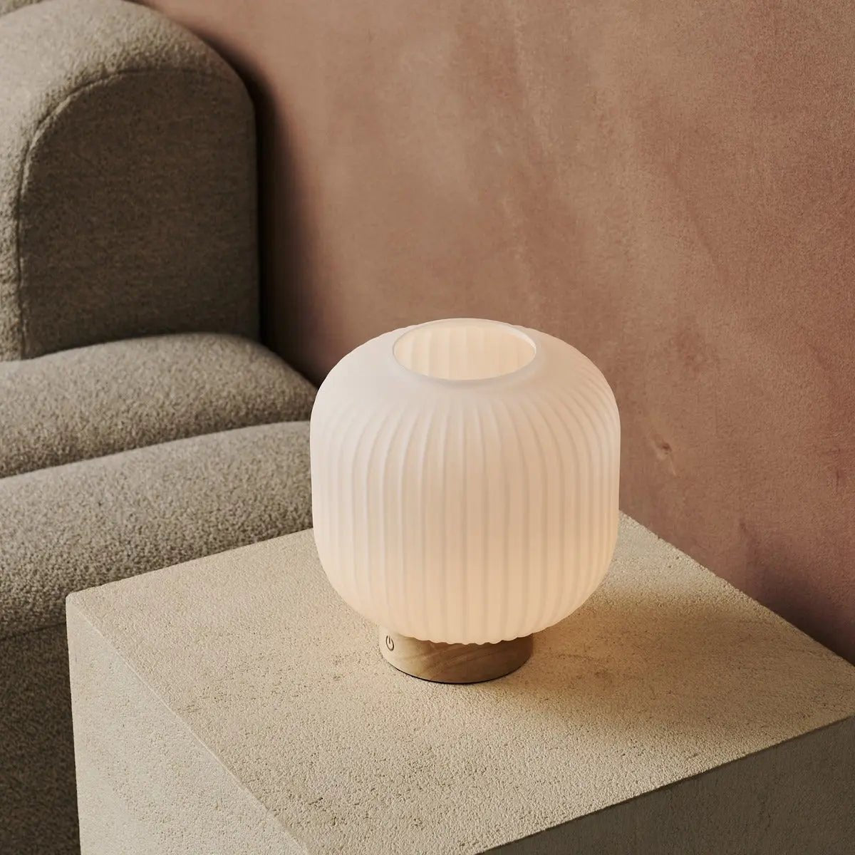 Lyla Unique – wiederaufladbare Leuchte | satiniertes Glas und Holzfuß – CozyVibe.eu