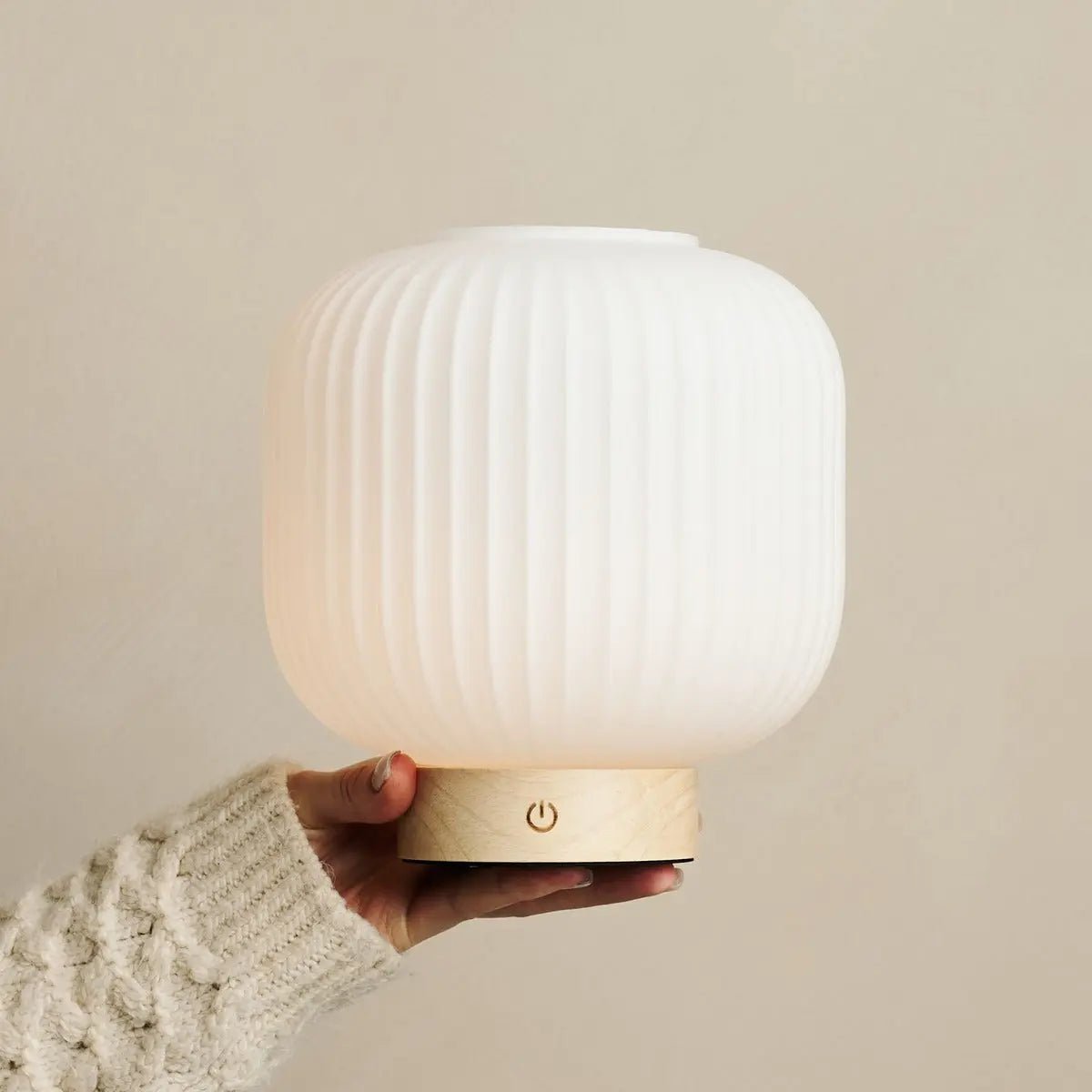Lyla Unique – wiederaufladbare Leuchte | satiniertes Glas und Holzfuß – CozyVibe.eu