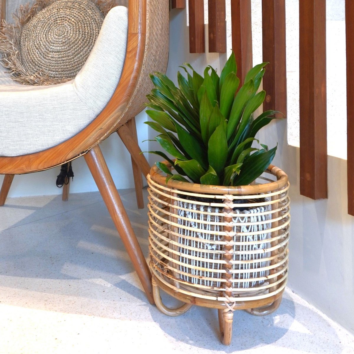Malang Rattan-Pflanzenständer – beiger Blumentopfhalter im Boho-Stil – CozyVibe.eu