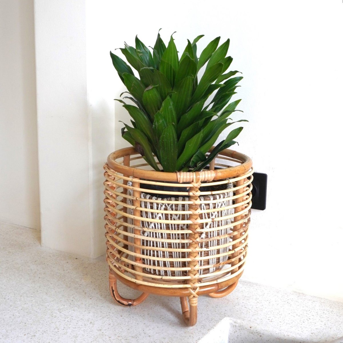 Malang Rattan-Pflanzenständer – beiger Blumentopfhalter im Boho-Stil – CozyVibe.eu