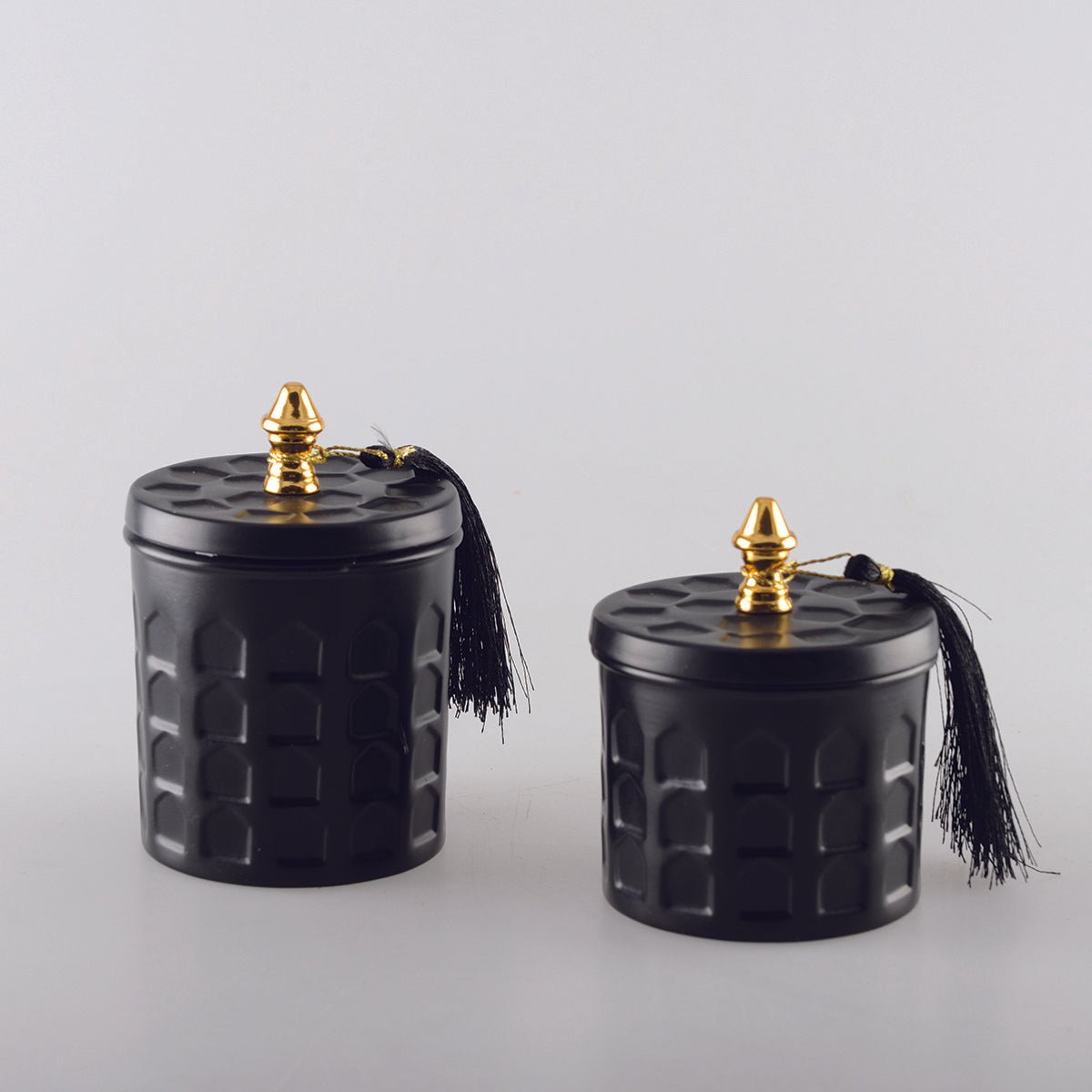 Moderne schwarze Kerze mit Vanilleduft als stilvolle Wohndekoration | cozyvibes