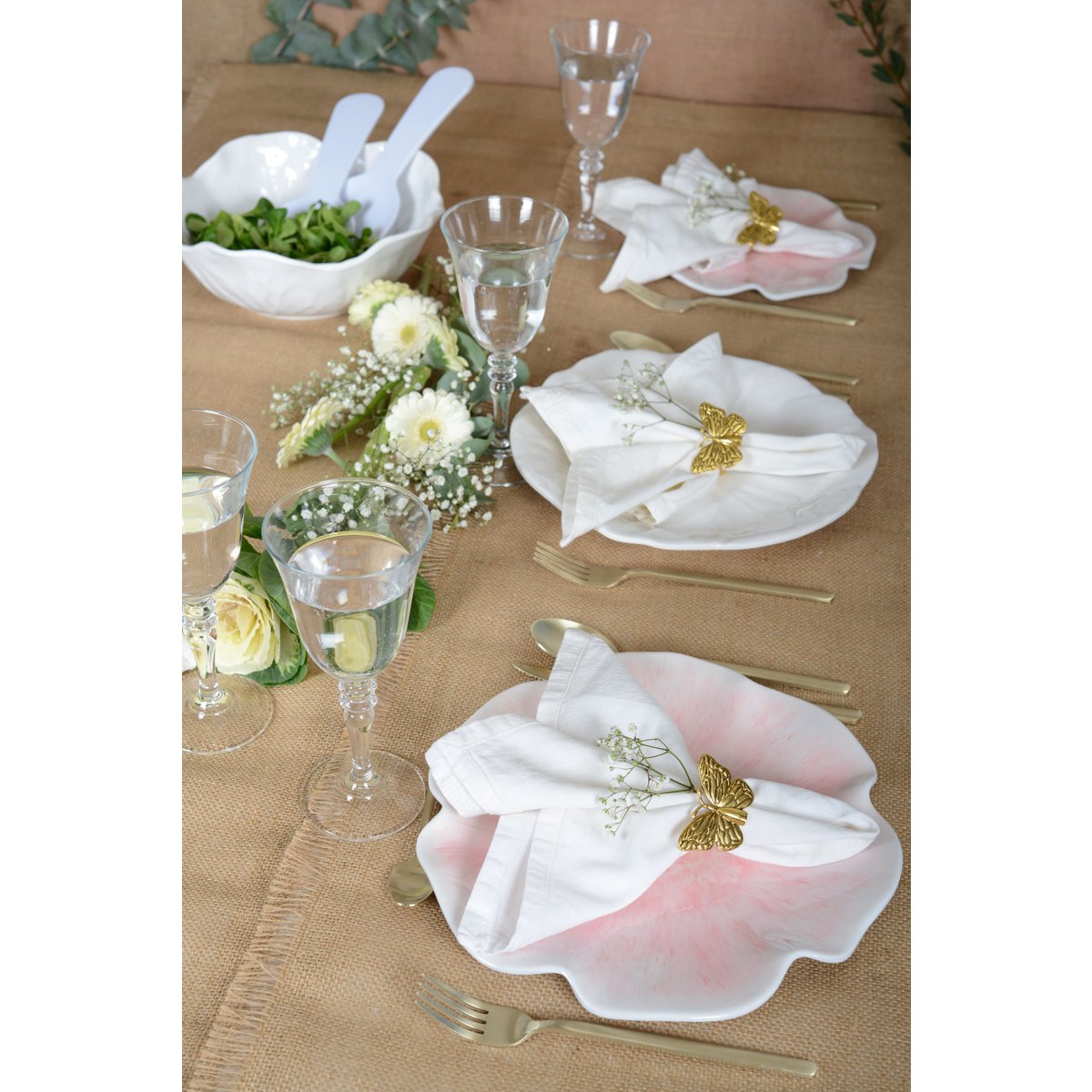 Robuster rosafarbener Melaminteller mit Blumenmotiv
