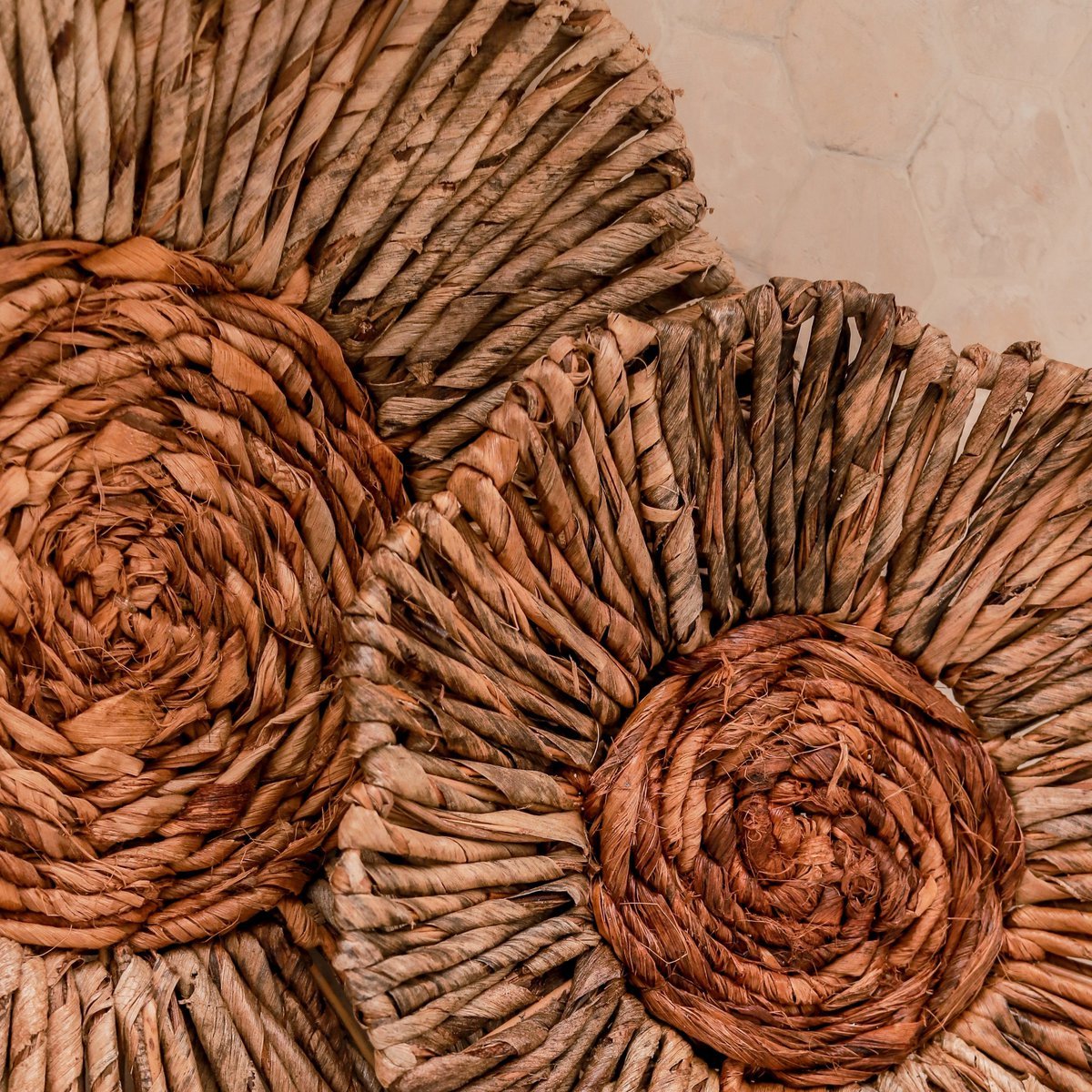 Handgefertigte Blumenwanddeko aus Bananenfasern für ein gemütliches Zuhause von CozyVibe