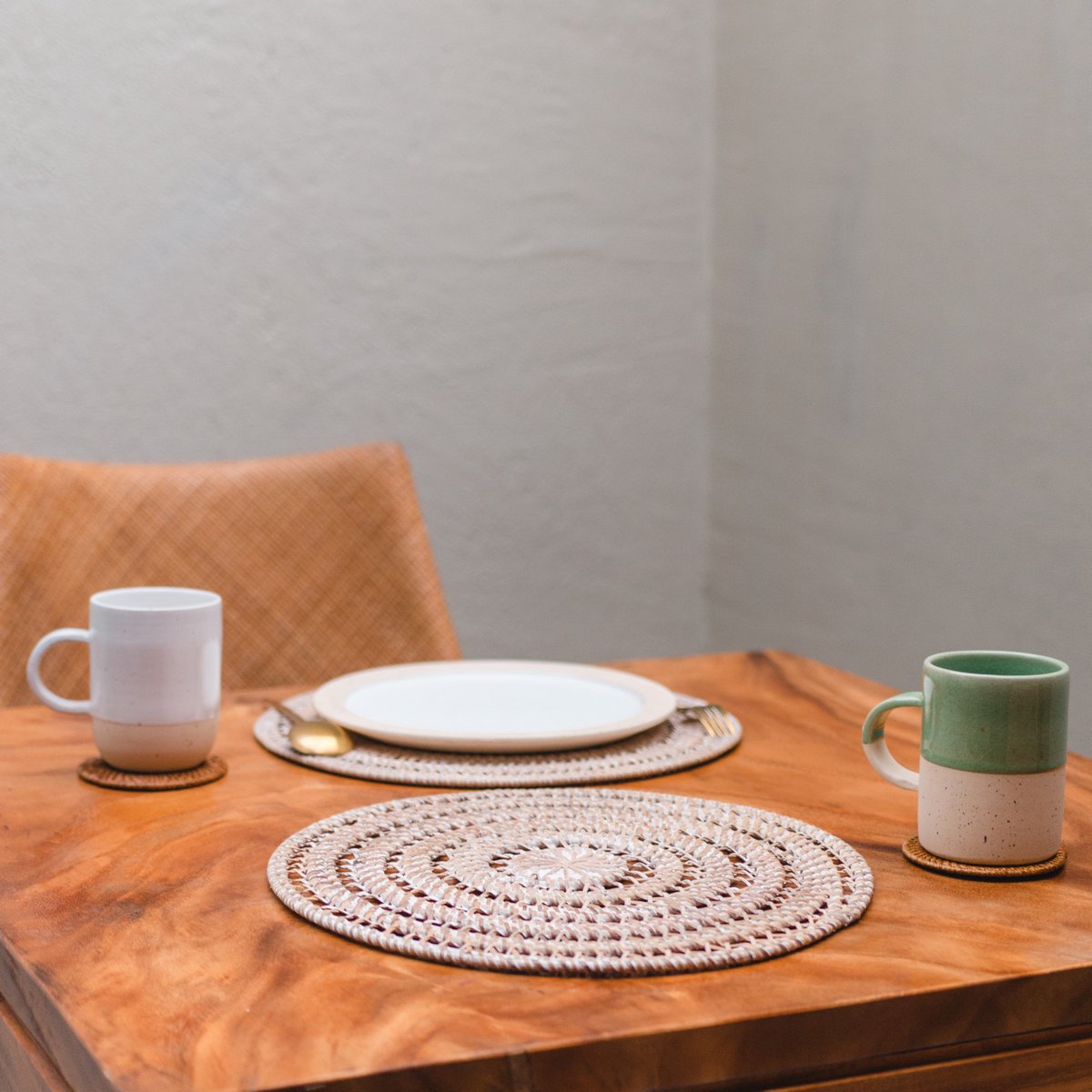 Handwoven Iluh rattan placemat for cozy home décor by CozyVibe

