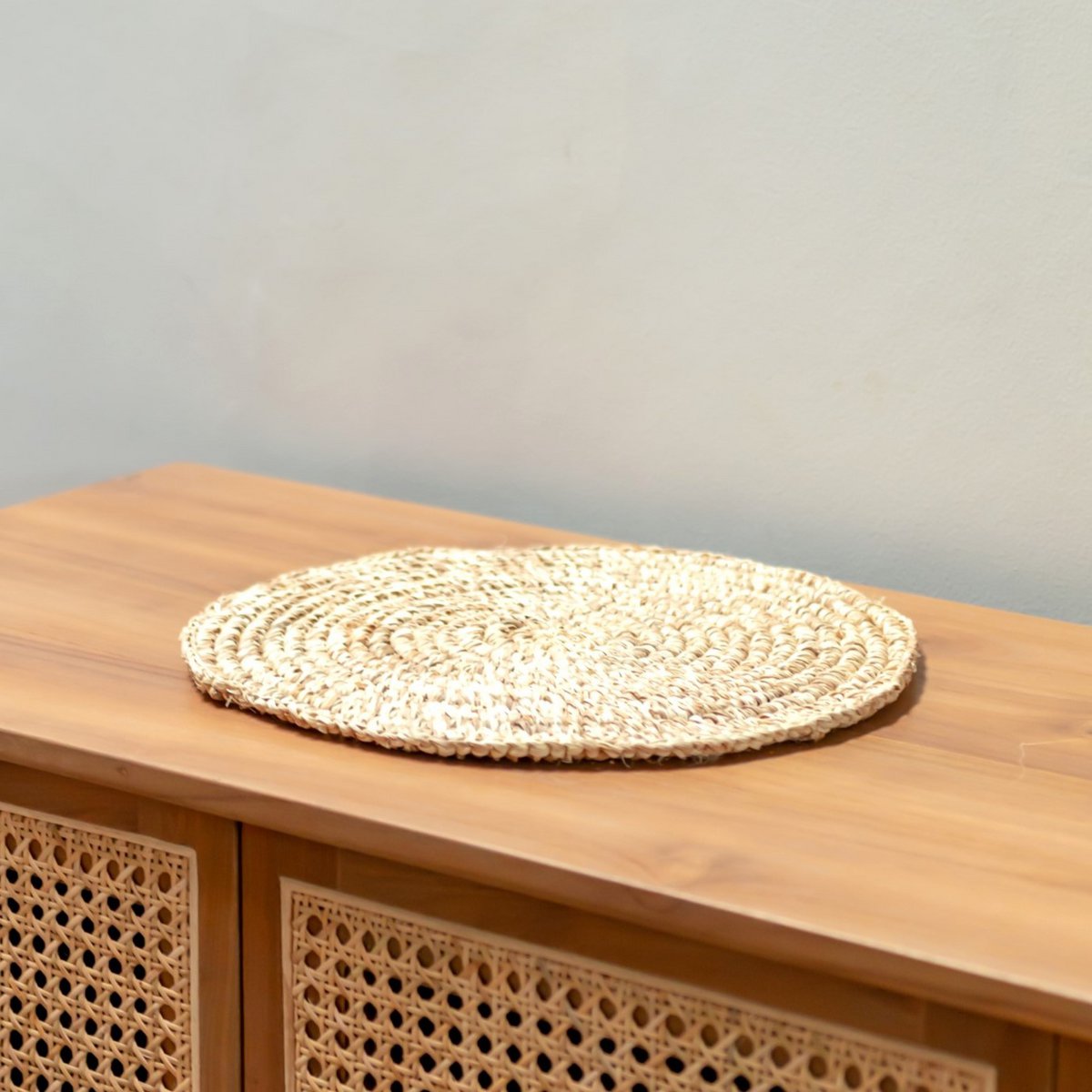 URUP – rundes Tischset aus Raffia (2er-, 4er- oder 6er-Set) – CozyVibe.eu