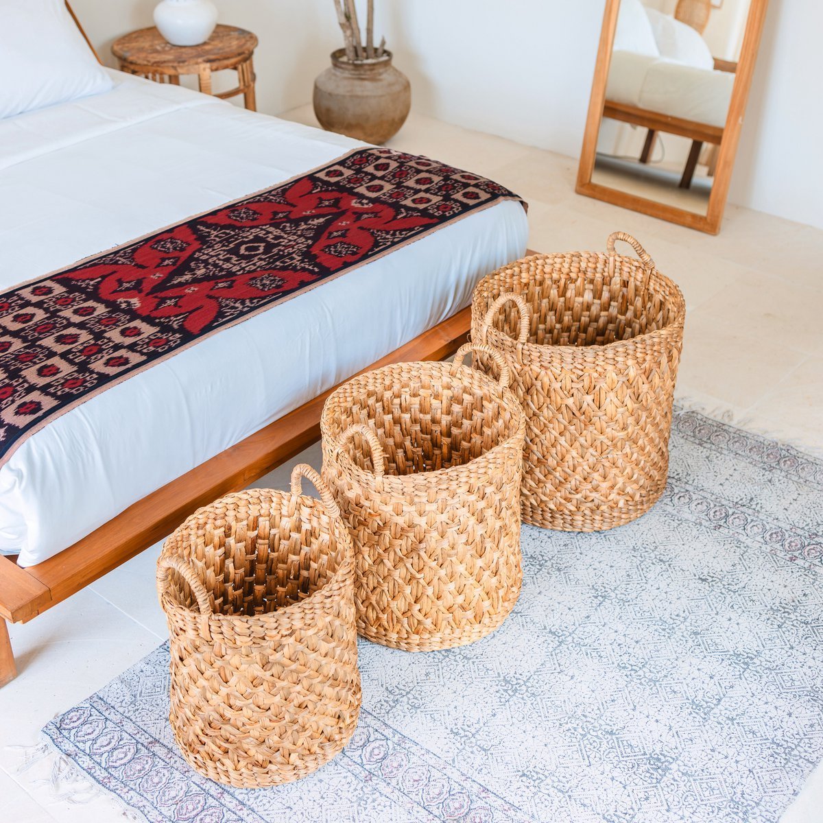 RAJA Round Woven Laundry Basket – Large Boho Water Hyacinth Hamper - CozyVibe.eu