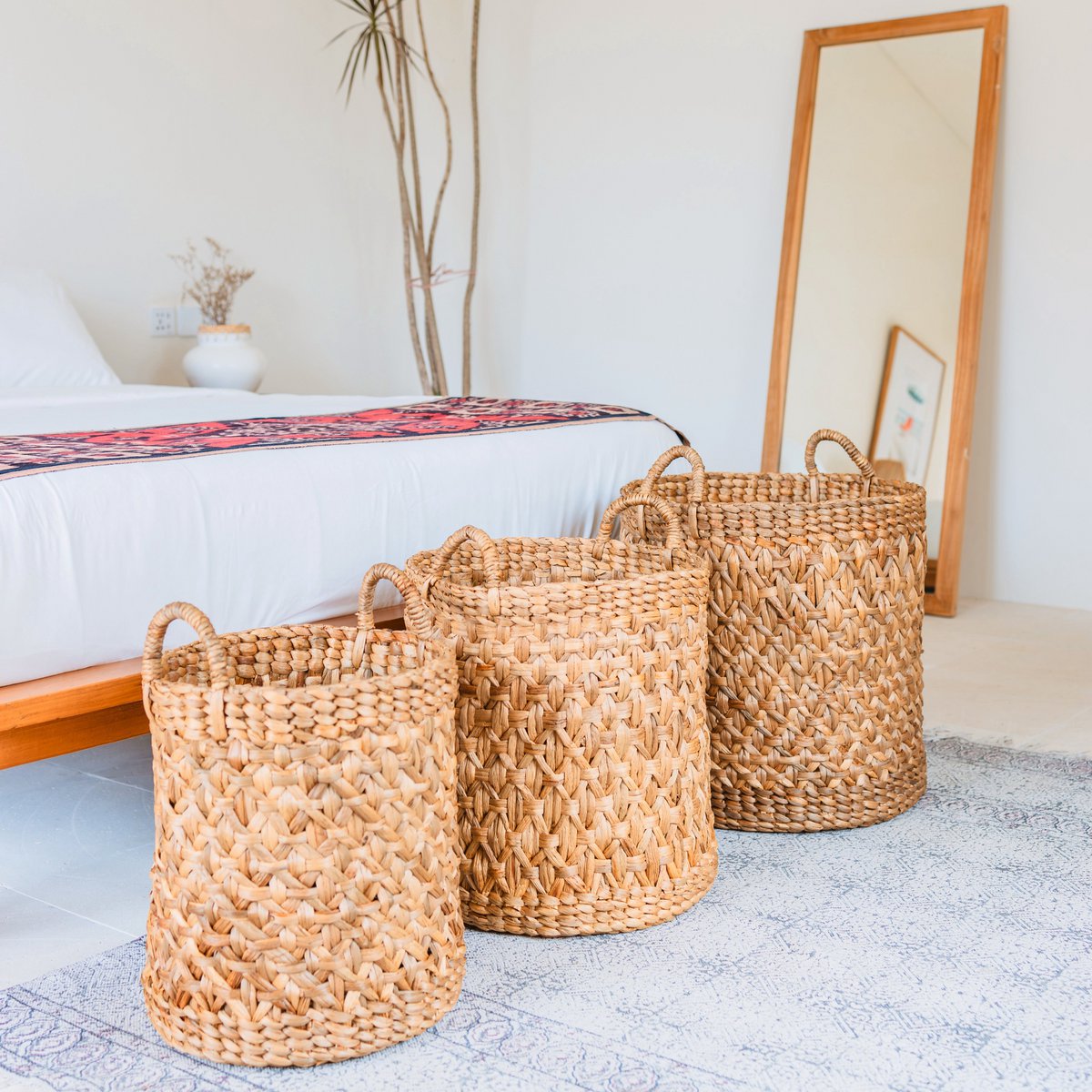 RAJA Round Woven Laundry Basket – Large Boho Water Hyacinth Hamper - CozyVibe.eu