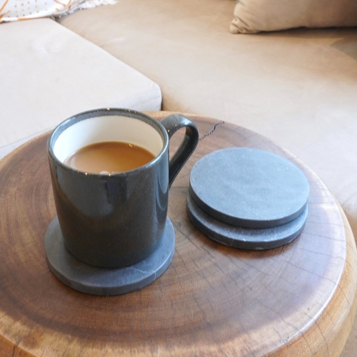 RANUKA Untersetzer – handgefertigtes Set aus grauem Marmor – CozyVibe.eu