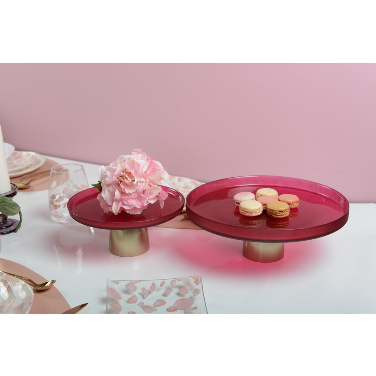 Raspberry Glass Cake Stand – Elegant Dessert Display for Parties - CozyVibe.eu
