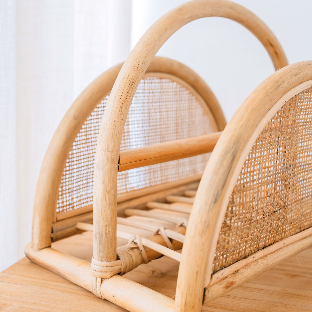 Handgefertigter Zeitschriftenständer aus Rattan für ein gemütliches Zuhause von CozyVibe