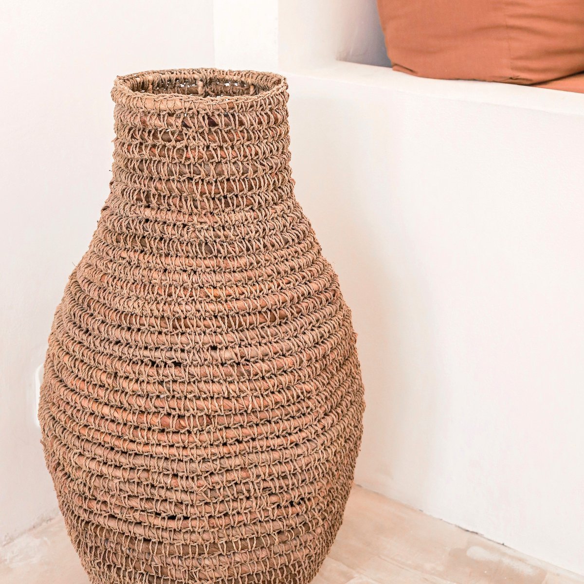Sakra Woven Boho Vase – Banana Fibre & Raffia Decor Piece - CozyVibe.eu